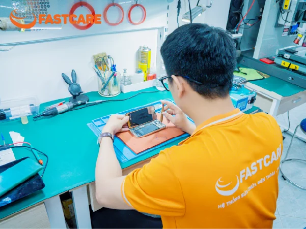 Kỹ thuật viên thay màn hình iPhone tại FASTCARE