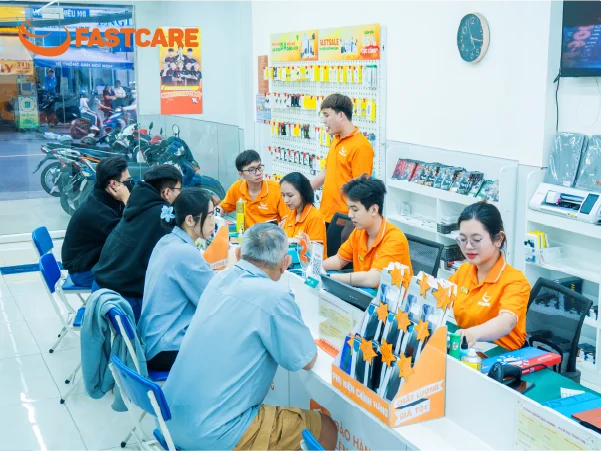 Kỹ thuật viên thay màn hình iPhone XR tại FASTCARE