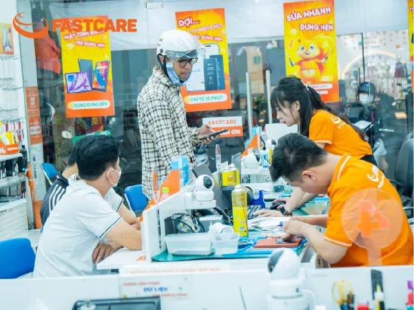 Kỹ thuật viên thay màn hình iPhone Xs FASTCARE