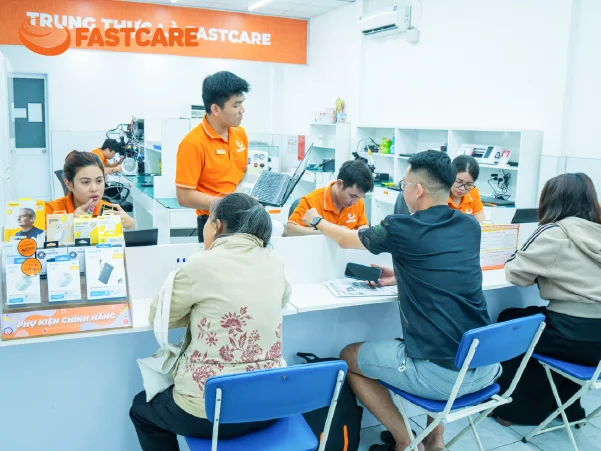 Kỹ thuật viên thay màn hình iPhone Xs JK FASTCARE
