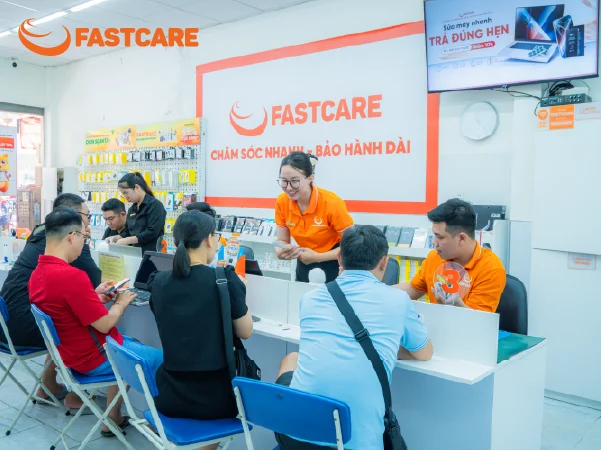 Kỹ thuật viên thay màn hình iPhone Xs Max FASTCARE