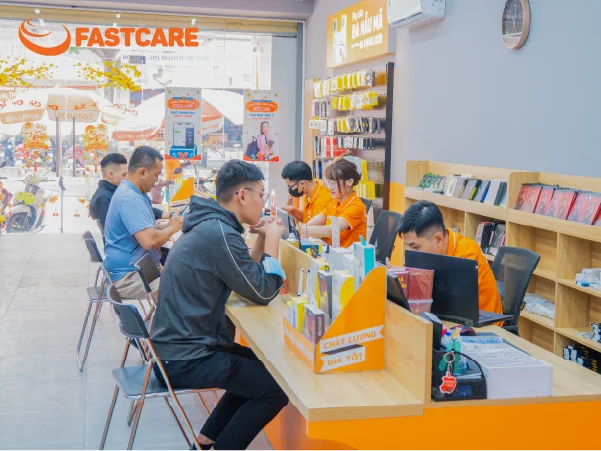 Kỹ thuật viên thay màn hình iPhone Xs Max GX FASTCARE