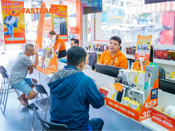 Kỹ thuật viên thay màn hình iPhone Xs Max JK FASTCARE