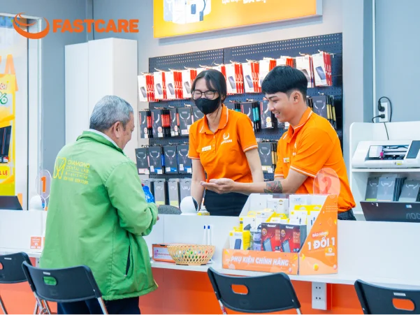 Kỹ thuật viên thay màn hình iPhone Xs Max loại UTECK Pro FASTCARE