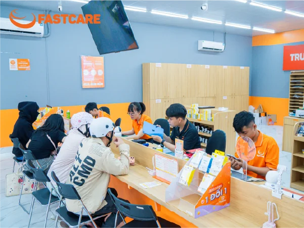 Kỹ thuật viên thay màn hình iPhone Xs UTECK FASTCARE