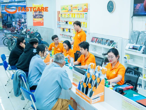 Kỹ thuật viên thay vỏ iPhone 11 FASTCARE