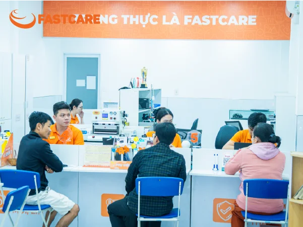 Kỹ thuật viên thay vỏ iPhone 11 Pro FASTCARE