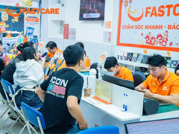 Kỹ thuật viên thay vỏ iPhone 11 Pro Max FASTCARE