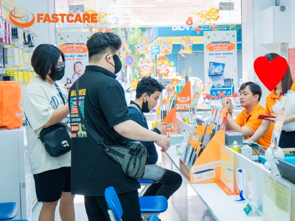 Kỹ thuật viên thay vỏ iPhone 11 Pro Max XFIX FASTCARE