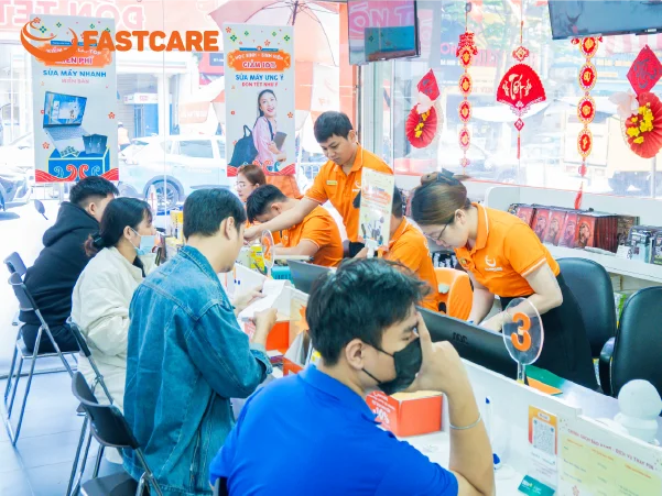 Kỹ thuật viên thay vỏ iPhone 11 Pro XFIX FASTCARE