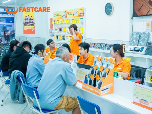 Kỹ thuật viên thay vỏ iPhone 11 XFIX FASTCARE