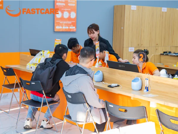 Kỹ thuật viên thay vỏ iPhone 12 4G XFIX FASTCARE