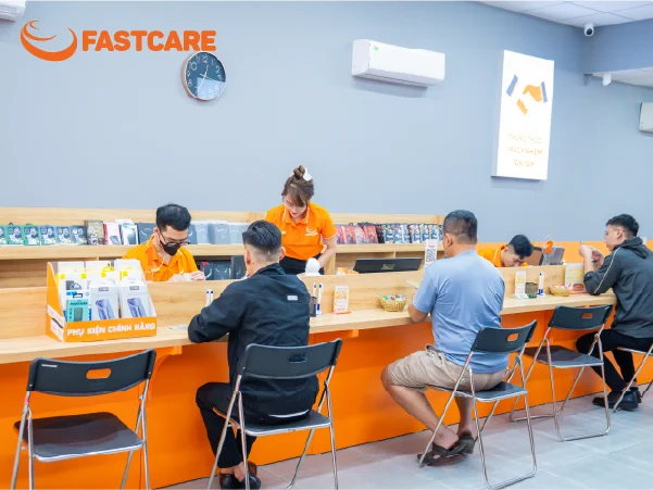 Kỹ thuật viên thay vỏ iPhone 12 FASTCARE