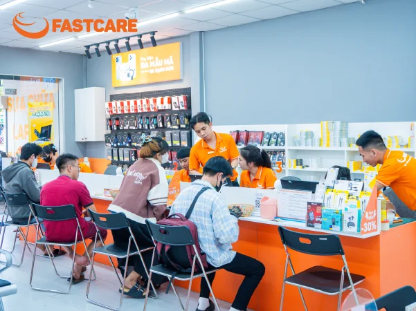 Kỹ thuật viên thay vỏ iPhone 12 Mini 4G XFIX FASTCARE