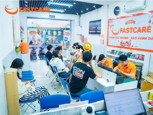 Kỹ thuật viên thay vỏ iPhone 12 Mini FASTCARE