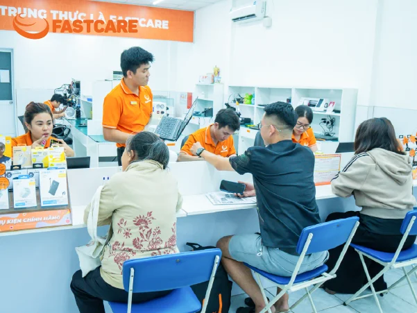 Kỹ thuật viên thay vỏ iPhone 13 4G loại XFIX FASTCARE