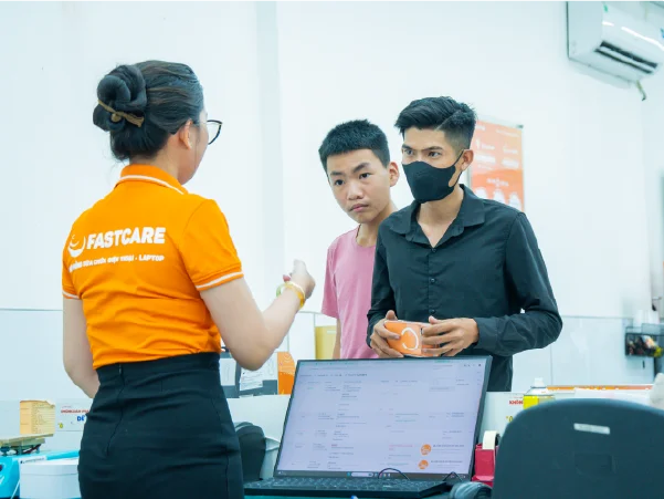 Kỹ thuật viên thay vỏ iPhone 13