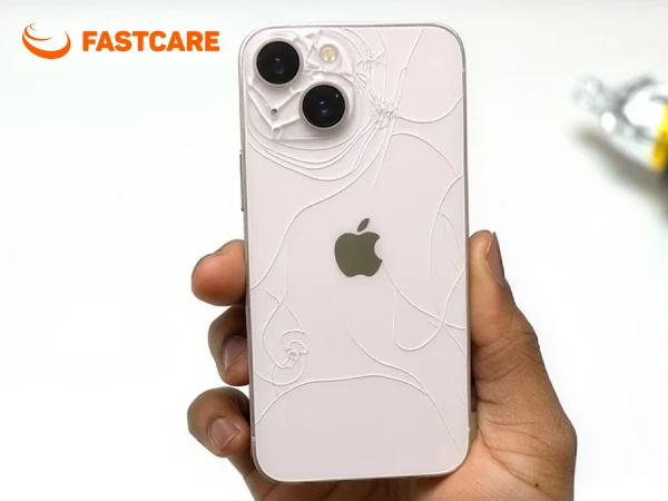 Kỹ thuật viên thay vỏ iPhone 13 Mini 4G XFIX FASTCARE
