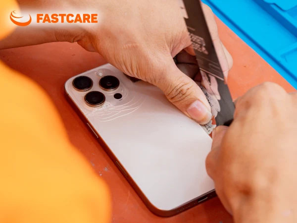 Kỹ thuật viên Thay vỏ iPhone 15 4G loại XFIX FASTCARE