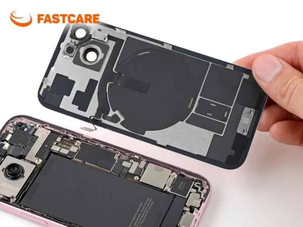 Kỹ thuật viên thay vỏ iPhone 15 Plus FASTCARE