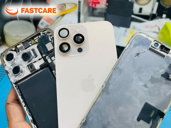 Kỹ thuật viên thay vỏ iPhone 16 Pro Max 4G loại UTECK