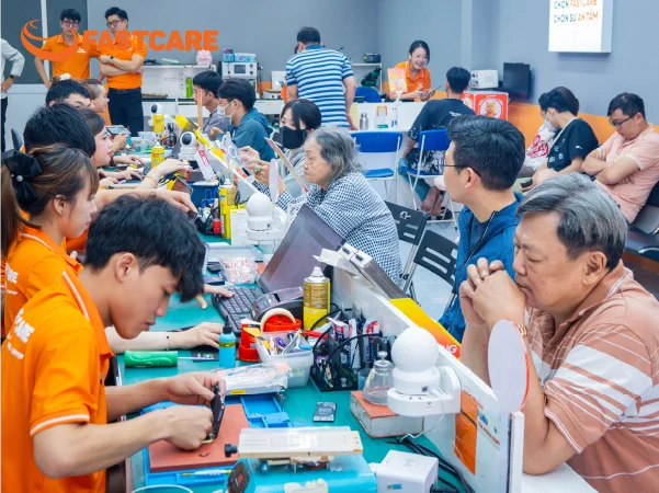 Kỹ thuật viên FASTCARE thay vỏ chuyên nghiệp