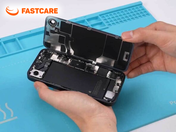 Kỹ thuật viên thay vỏ iPhone 16e Like New