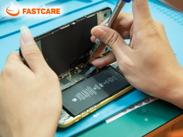Kỹ thuật viên thay vỏ iPhone X loại XFIX FASTCARE