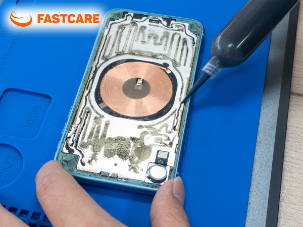 Kỹ thuật viên thay vỏ iPhone XR FASTCARE