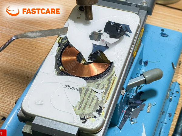 Kỹ thuật viên thay vỏ iPhone XR loại XFIX FASTCARE