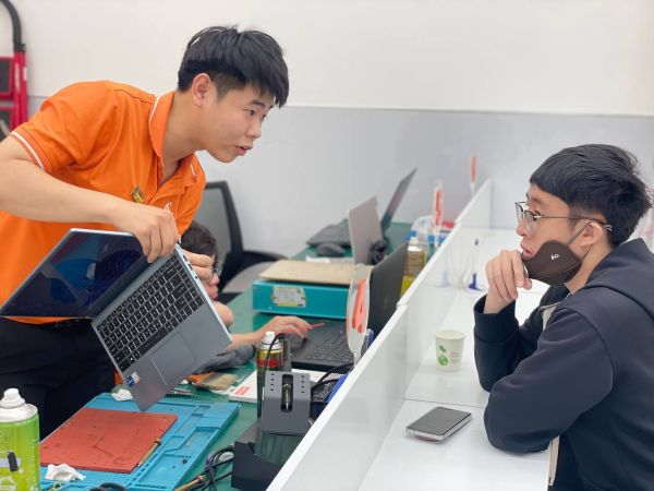 ky-thuat-vien-tu-van-sua-chua-laptop.jpg