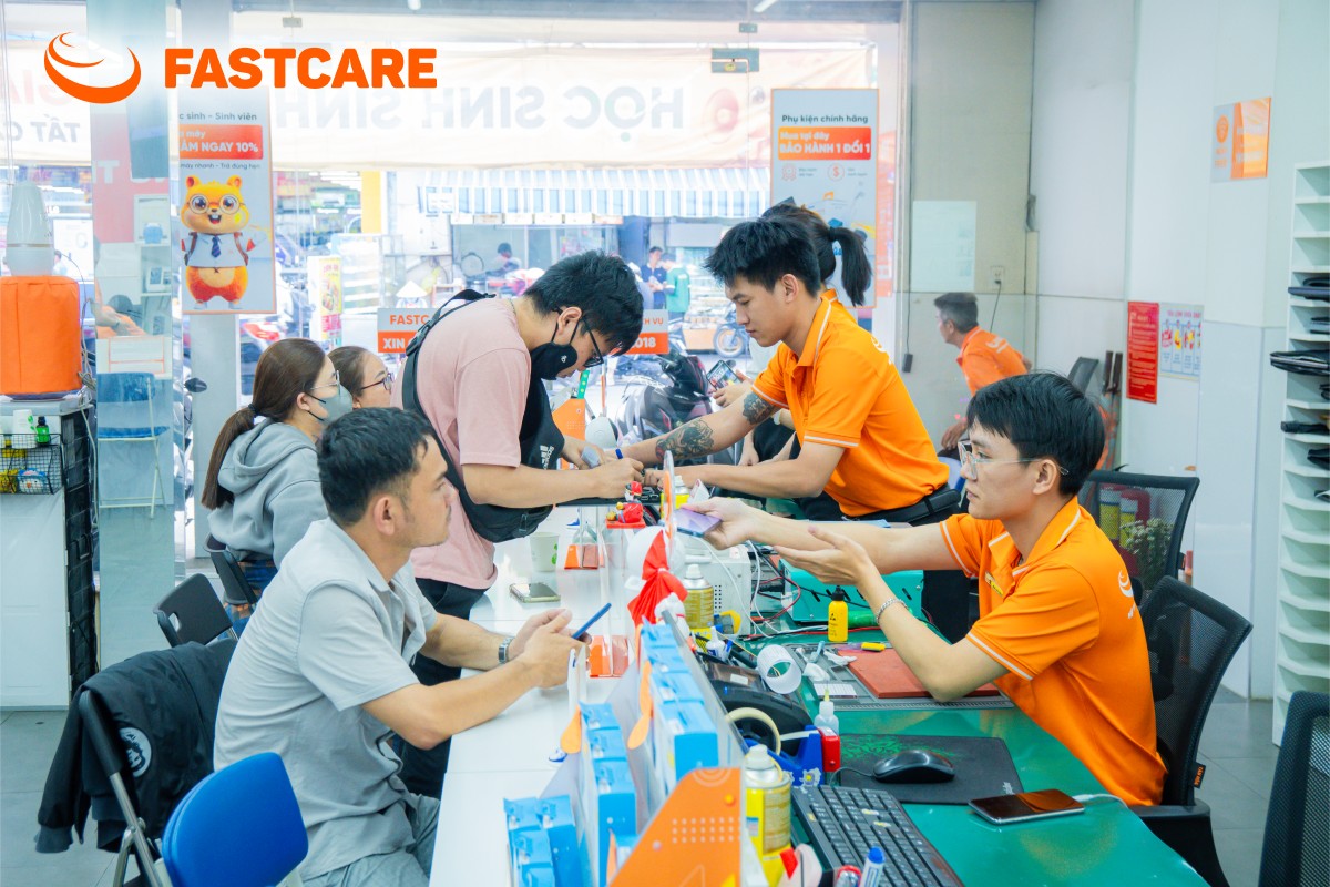 Thợ dùng máy móc tháo ráp bài bản