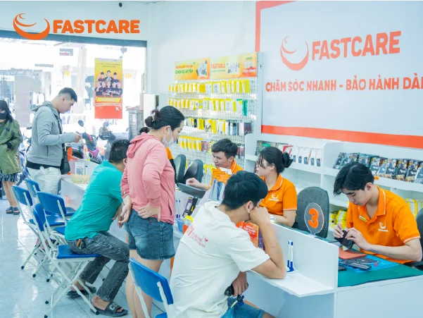 Kỹ thuật viên FASTCARE đang thay màn hình