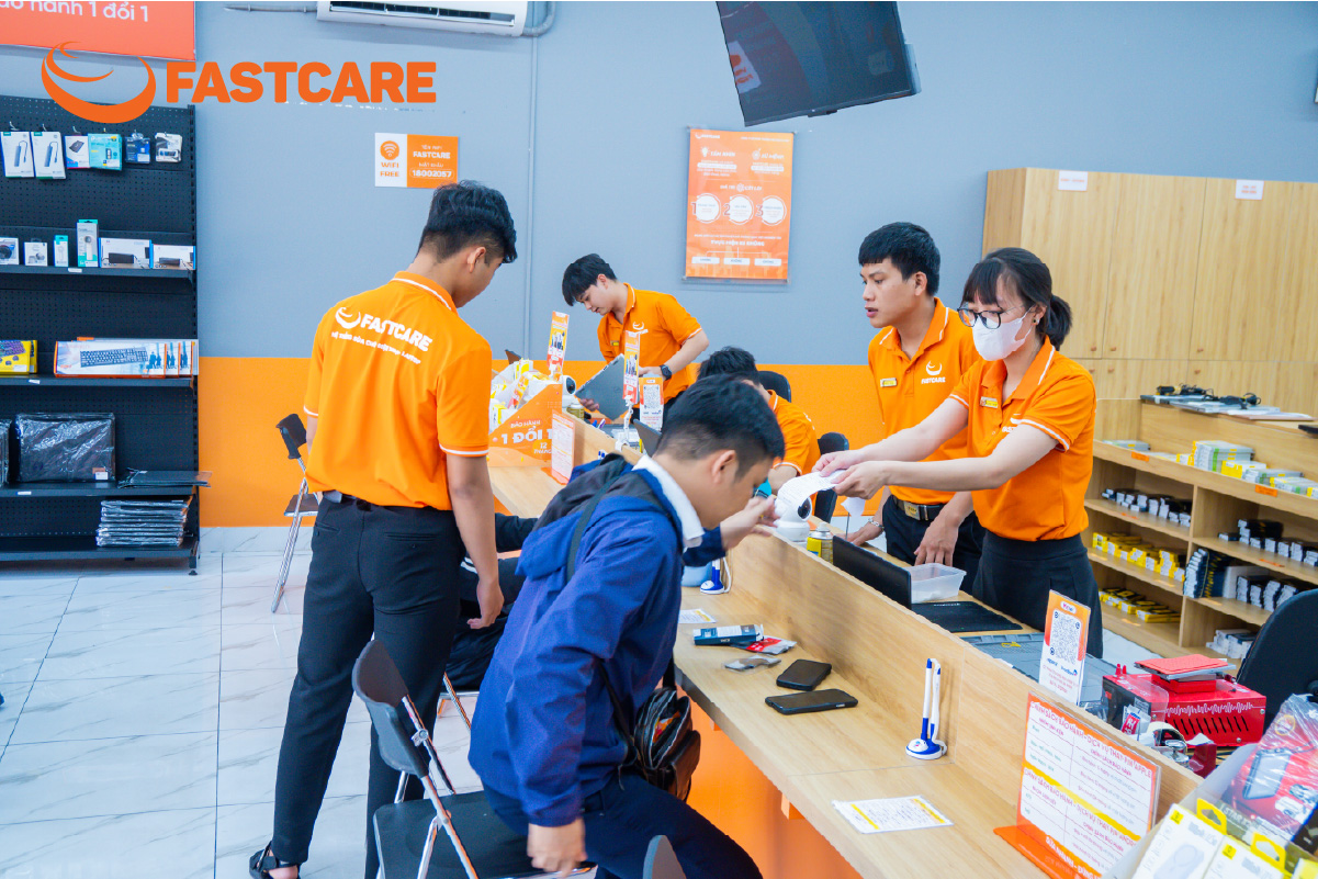 Thao tác bóc tách linh kiện hỏng được kỹ thuật viên thực hiện cẩn thận bằng công cụ chuyên dụng
