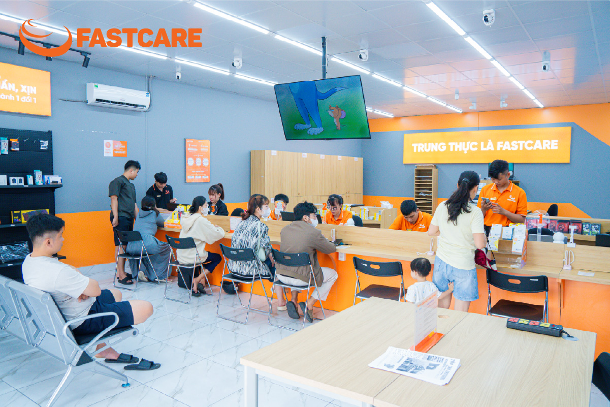 Quy trình thay pin tai nghe diễn ra cẩn thận, an toàn tại FASTCARE