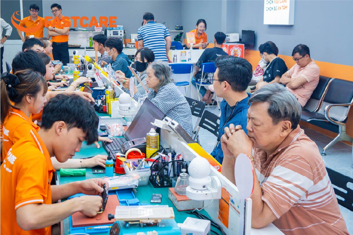 Nhân viên kỹ thuật thao tác tháo lắp linh kiện bên trong thiết bị một cách khéo léo và tập trung