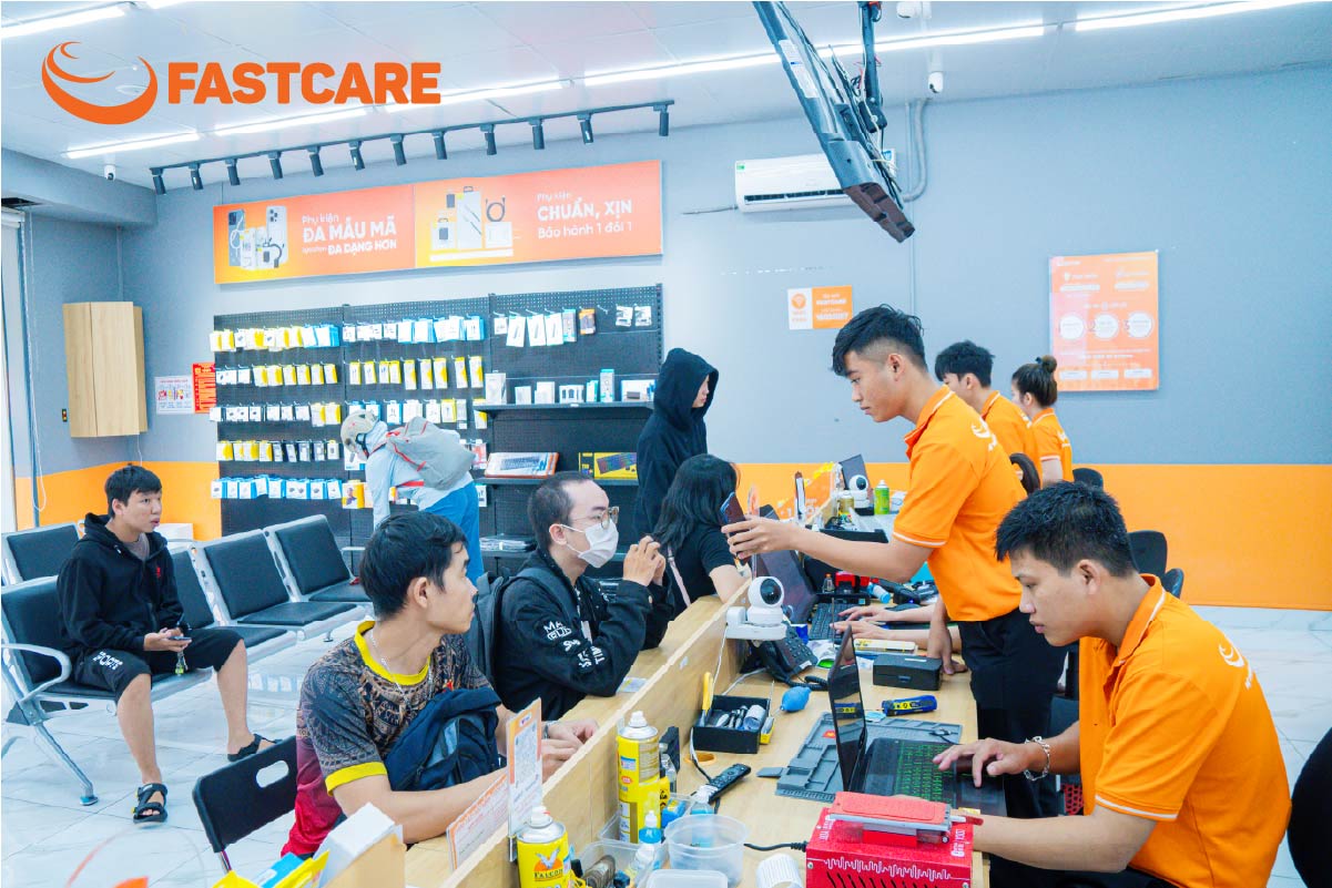 Kỹ thuật viên thao tác thay linh kiện máy tính bảng iPad cẩn thận