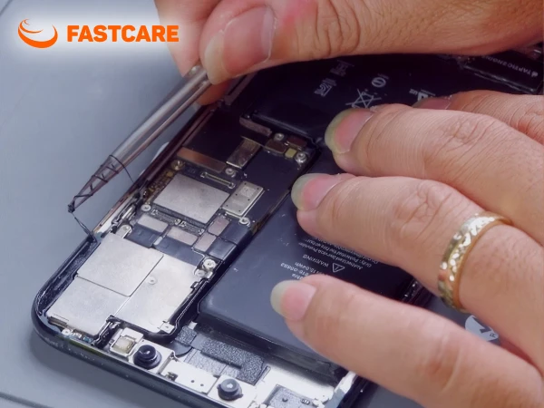 Quy trình thay pin iPhone 13 Pro tại FASTCARE