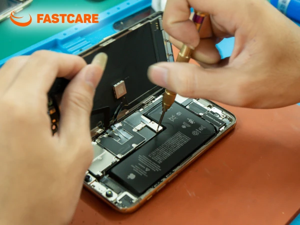 Quy trình thay pin iPhone 14 Pro Max Deji dung lượng siêu cao tại FASTCARE