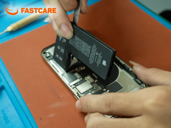 Quy trình thay pin iPhone 14 Pro UTECK tại FASTCARE