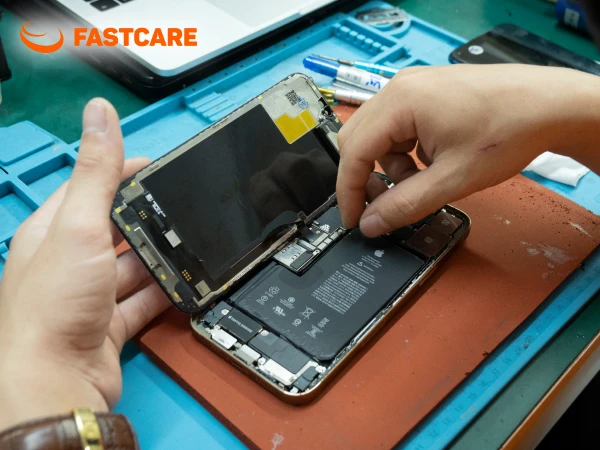 Kỹ thuật viên FASTCARE đi lại lớp ron chống nước viền máy iPhone 15 Pro Max