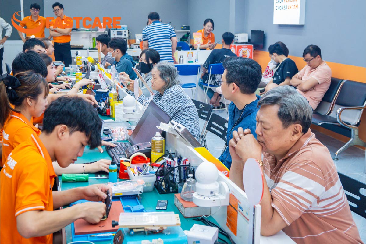 Thợ tập trung thao tác tháo lắp máy an toàn