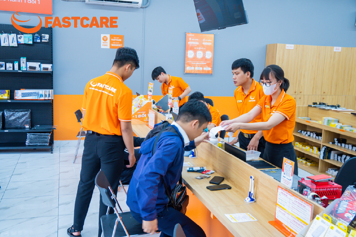 Kỹ thuật viên thao tác thay pin cẩn thận