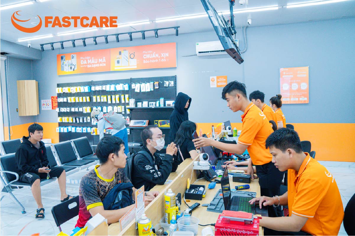 Thợ dùng thiết bị chuyên dụng để bóc tách an toàn mặt lưng