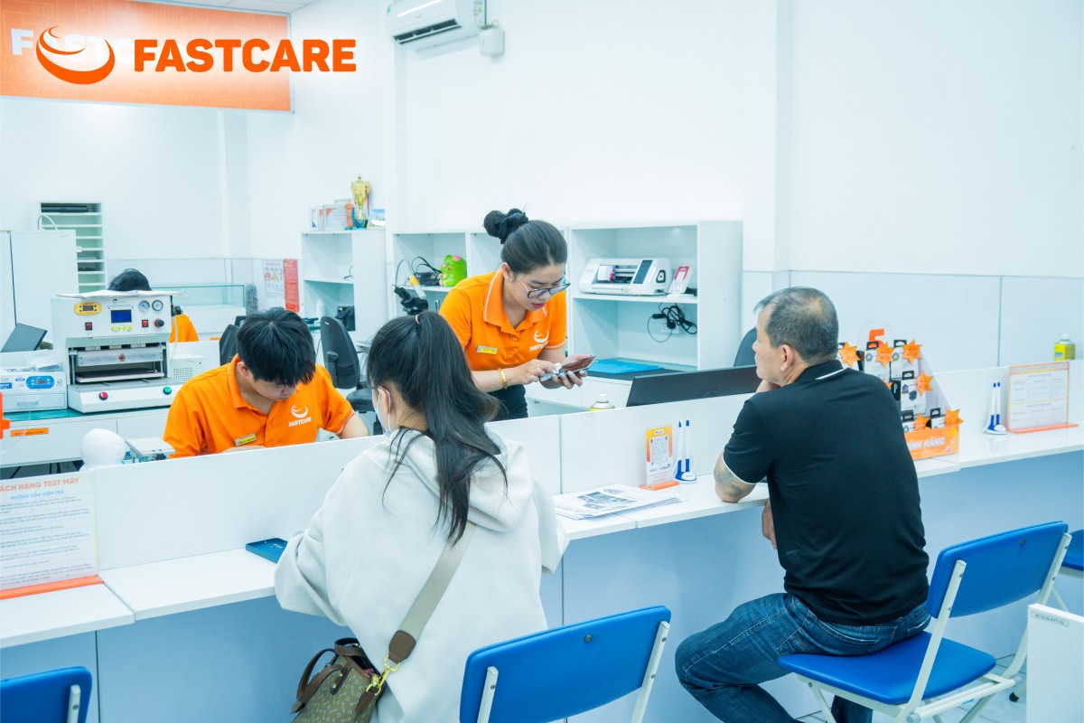 Kỹ thuật viên nhẹ nhàng thao tác bóc mặt lưng máy