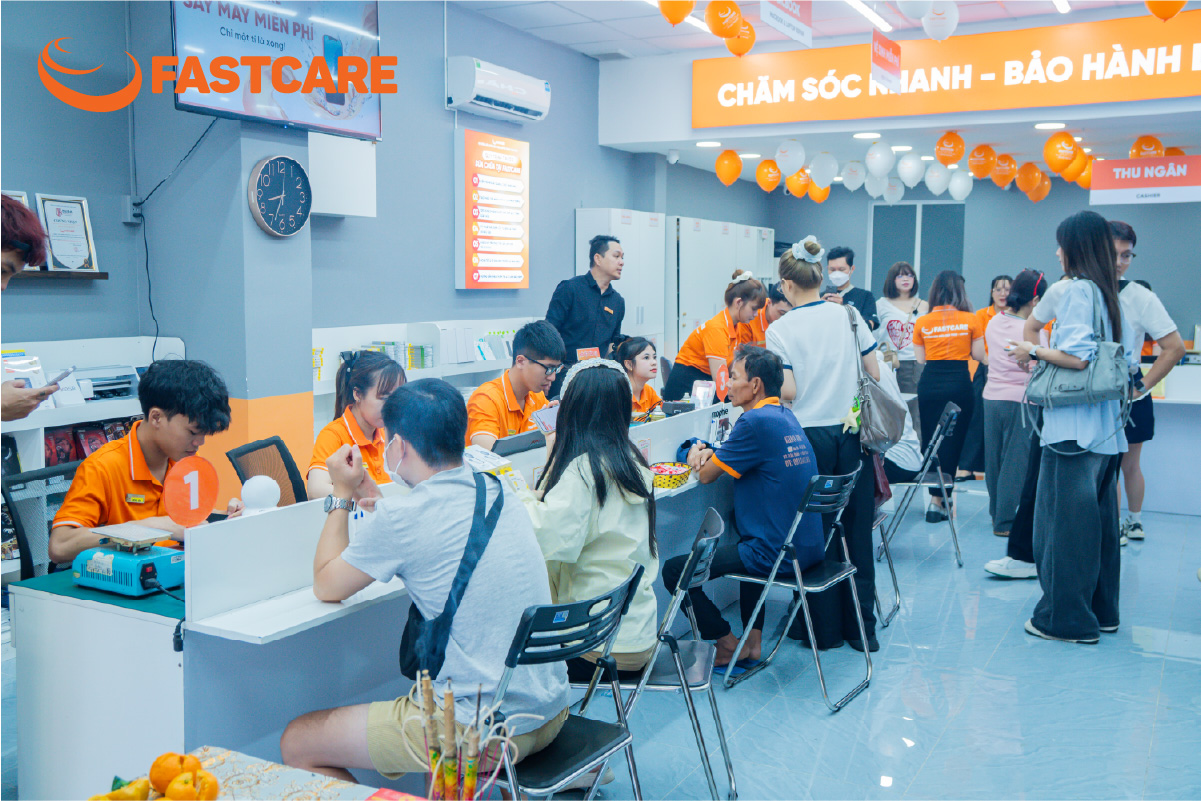 Thao tác tách ghép linh kiện trên thiết bị gập được kỹ thuật viên thực hiện rất tập trung