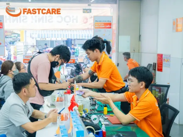 quy-trinh-thay-the-pin-iphone-13-minh-bach-tai-fastcare.webp