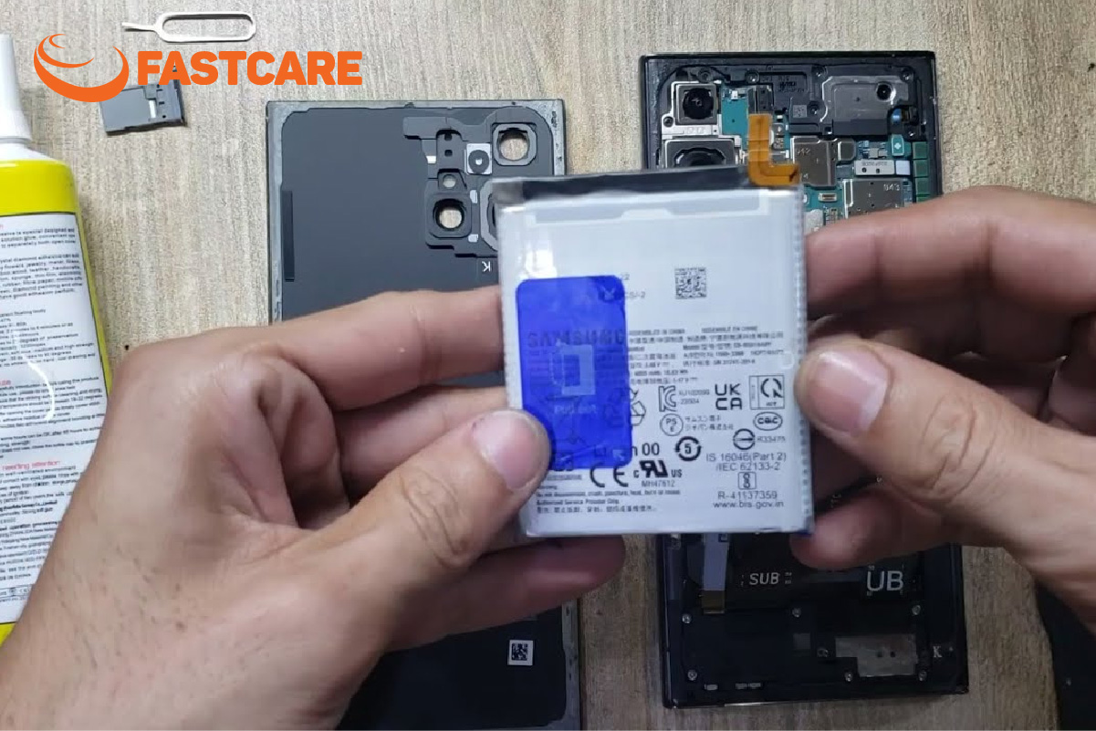 Mặt sau điện thoại khít sát vừa vặn sau khi được thao tác thay mới linh kiện