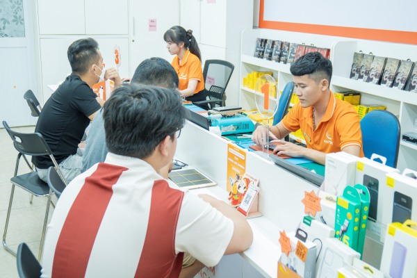 thay-pin-dien-thoai-tai-fastcare-10.jpg