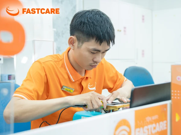 Quy trình thay pin iPhone 13 Pro Max tại FASTCARE